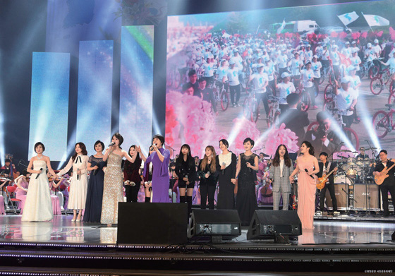 평양에서 열린 남북 예술단의 합동공연에서 아이돌 그룹 레드벨벳을 비롯한 남측 가수들이 북측 가수들과 함께 노래하고 있다.
