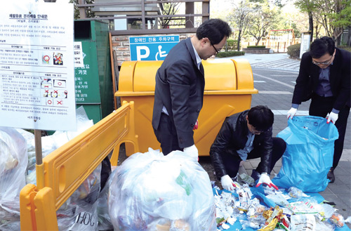 4월 11일 오후 서울의 한 아파트 단지 분리수거장에서 서울시 자원순환과, 마포구 청소과 직원들이 폐비닐 등 재활용품 분리배출 점검을 하고 있다.