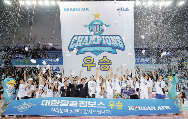 지난 3월 30일 인천계양체육관에서 열린 남자프로배구 챔피언결정전에서 우승을 달성한 대한항공 선수들이 기념촬영하고 있다.