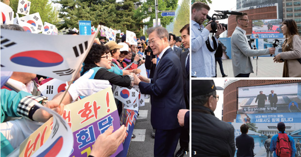 남북정상회담이 열린 4월 27일 오전 서울 종로구 정부서울청사 창성동 별관 앞에서 시민들이 판문점으로 향하는 문재인 대통령을 응원하고 있다.