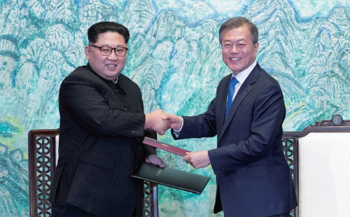 문재인 대통령과 김정은 국무위원장이 4월 27일 판문점에서 ‘판문점 선언’에 서명한 뒤 교환하며 악수하고 있다.
