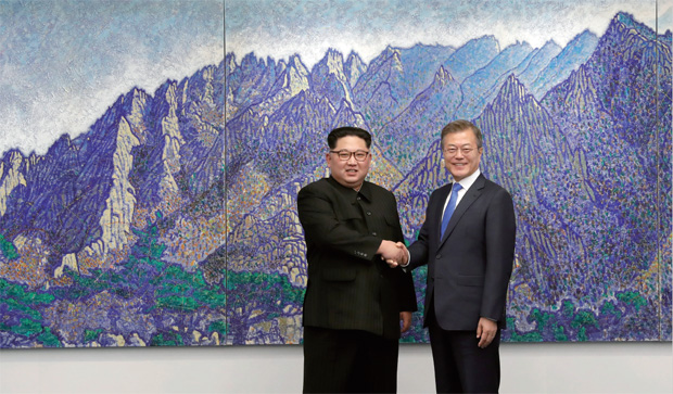 문재인 대통령과 김정은 국무위원장이 판문점 평화의 집 2층 회담장에서 남북정상회담에 앞서 신장식 작가의 그림 ‘상팔담에서 본 금강산’을 배경으로 기념촬영을 하고 있다.