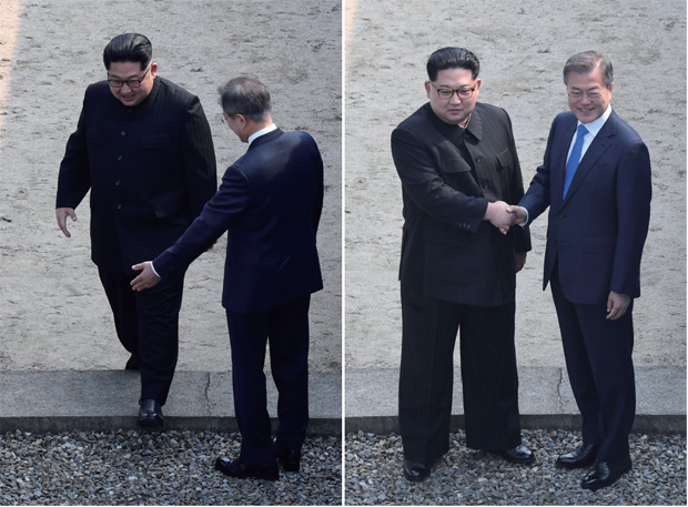 북한 지도자로서는 최초로 군사분계선을 넘는 김 위원장을 문 대통령이 손을 뻗어 환영하고 있다.