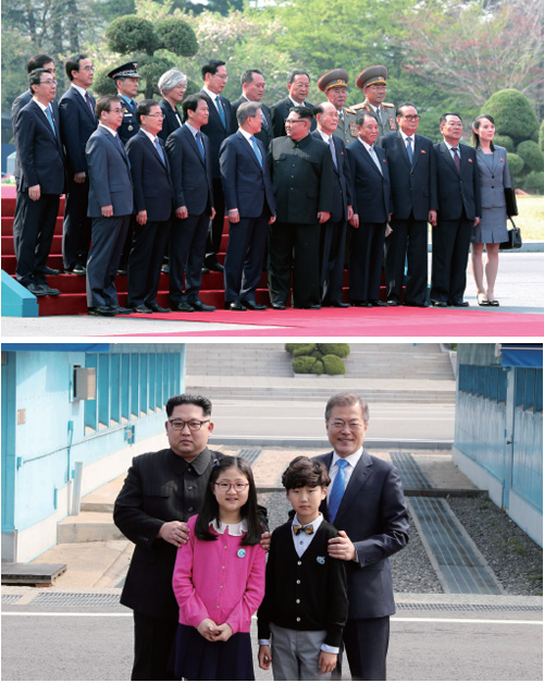 문 대통령과 김 위원장이 남북 양측 수행원들과 기념촬영을 하고 있다.