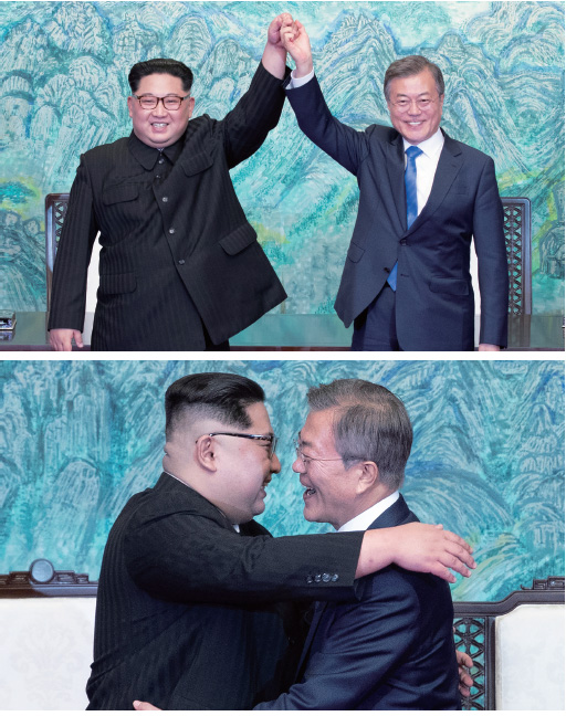 문재인 대통령과 김정은 위원장이 ‘판문점 선언문’에 서명한 뒤 손을 들어 보이고 있다.