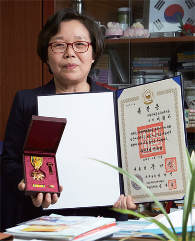 국민훈장 석류장 수상 이정자관장