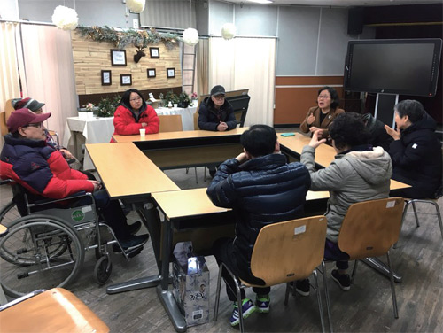 농아인의 활동 영역을 널힐 수 있는 방법을 이야기하고 있는 이 관장과 농아인들
