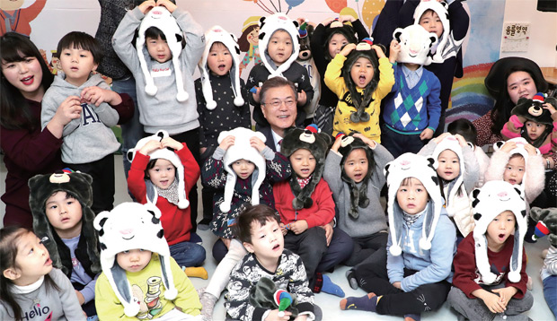 서울 도봉구 한그루 어린이집을 방문해 어린이들과 마술공연 관람을 마치고 기념촬영을 하고 있다.