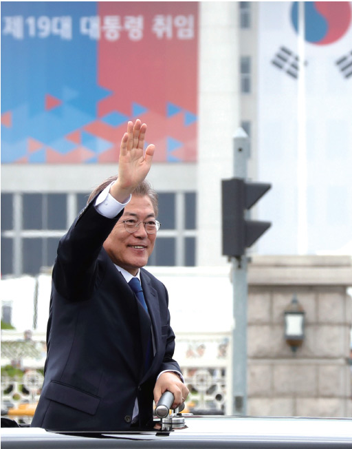 문재인 대통령이 국회에서 취임식을 마치고 청와대로 이동하며 환영하는 시민들에게 손을 흔들고 있다. 문재인 대통령이 국회에서 취임식을 마치고 청와대로 이동하며 환영하는 시민들에게 손을 흔들고 있다.