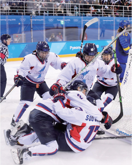 초반엔 서먹했던 여자 아이스하키 단일팀 남과 북의 선수들이 하나가 되었다. 2018년 2월 20일 강릉 관동하키센터에서 열린 평창동계올림픽 여자 아이스하키 7∼8위 순위 결정전 남북단일팀 대 스웨덴 경기에서 단일팀이 한수진의 골로 동점을 만든 뒤 환호하고 있다. 초반엔 서먹했던 여자 아이스하키 단일팀 남과 북의 선수들이 하나가 되었다. 2018년 2월 20일 강릉 관동하키센터에서 열린 평창동계올림픽 여자 아이스하키 7∼8위 순위 결정전 남북단일팀 대 스웨덴 경기에서 단일팀이 한수진의 골로 동점을 만든 뒤 환호하고 있다.