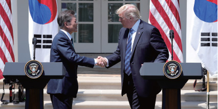 역대 정부 중 가장 빠른 시일 내에 한미정상회담이 성사됐다. 문재인 대통령과 도널드 트럼프 미 대통령이 2017년 6월 30일 워싱턴 백악관에서 공동언론 발표를 마친 뒤 악수하고 있다. 역대 정부 중 가장 빠른 시일 내에 한미정상회담이 성사됐다. 문재인 대통령과 도널드 트럼프 미 대통령이 2017년 6월 30일 워싱턴 백악관에서 공동언론 발표를 마친 뒤 악수하고 있다.