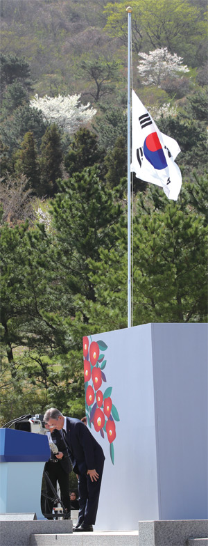 문재인 대통령이 2018년 4월 3일 제주 봉개동 4·3평화공원에서 열린 제70주년 4·3희생자 추념식에서 추모사를 마친 뒤 인사하고 있다. 지난 2014년 국가추념일로 지정된 이후 현직 대통령으로서는 첫 참석이었다.