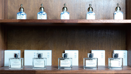 이성민 조향사가 만든 '통일향수' 이성민 조향사가 만든 '통일향수'