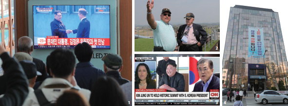 4월 27일 서울역에서 시민들이 문재인 대통령이 군사분계선을 걸어서 월경하는 김정은 북한 국무위원장을 직접 맞이하는 모습을 텔레비전을 통해 지켜보고 있다.