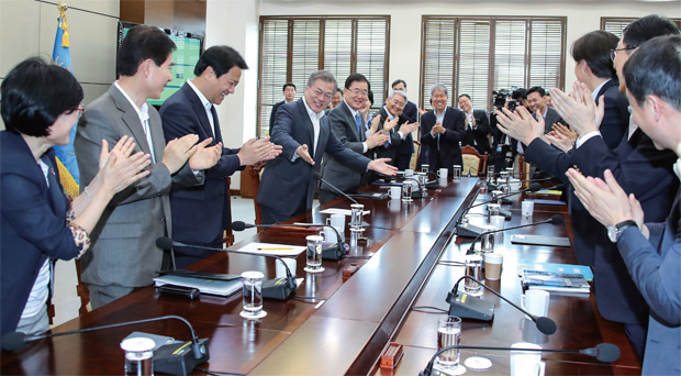 문재인 대통령이 4월30일 청와대 어민관에서 남북정상회담 이후 처음 열린 수석보좌관회의에 입장해 기립 박수를 받고 있다. 문재인 대통령이 4월30일 청와대 어민관에서 남북정상회담 이후 처음 열린 수석보좌관회의에 입장해 기립 박수를 받고 있다.
