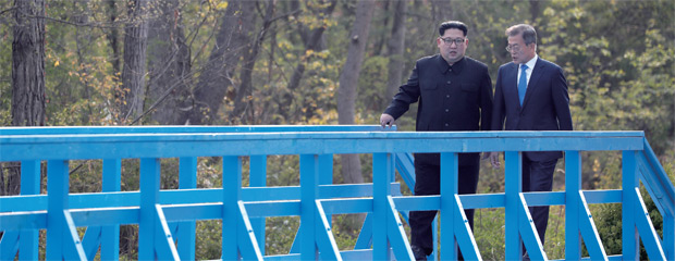 문재인 대통령과 김정은 국무위원장이 4월 27일 판문점 평화의 집에서 열린 남북정상회담에서 도보다리를 건너며 산책하고 있다.