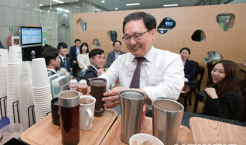 유영민 과학기술정보통신부 장관이 경기 과천 정부청사 로비 카페에서 개인 컵과 찾잔을 사용하고 있다.