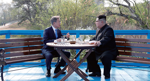 문재인 대통령과 김정은 국무위원장이 4월 27일 남북정상회담에서 도보다리 벤치에 앉아 이야기를 나누고 있다.