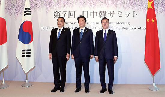 문재인 대통령과 아베 신조 일본 총리(가운데), 리커창 중국 국무원 총리가 5월 9일 일본에서 열린 한·일·중 정상회의에 앞서 기념 촬영을 하고 있다.