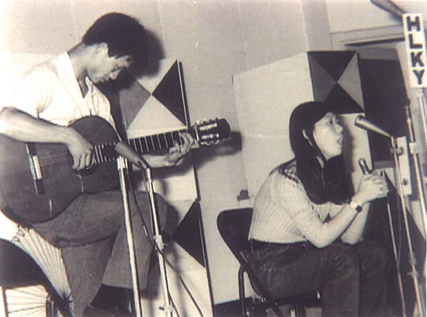 1970년대 초 라디오 프로그램에 출연해 노래를 부르는 양희은과 김민기(왼쪽)
