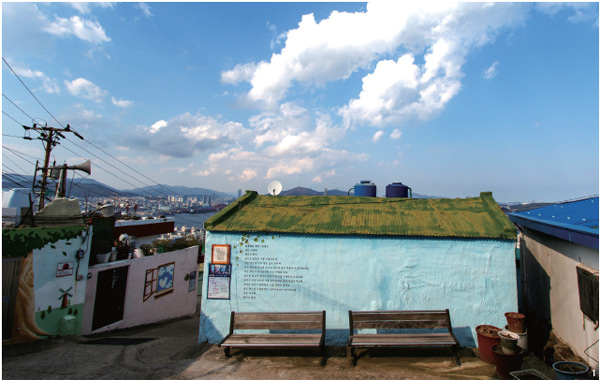 해돋이마을은 부산항과 오륙도, 부산대교, 영도대교가 바라다보이는 전망 좋은 곳에 위치해 있다.