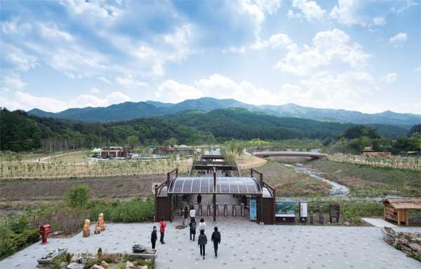 국립백두대간수목원의 내부 진입로 모습 국립백두대간수목원의 내부 진입로 모습