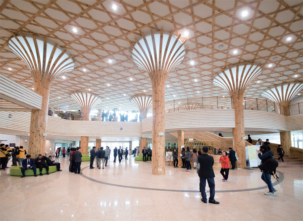 자연을모티브로 디자인 한 방문자센터의 내부 모습 자연을모티브로 디자인 한 방문자센터의 내부 모습