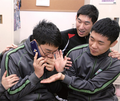 장병들이 '병사 수신용 공용 휴대전화'로 통화를 하고 있는 모습