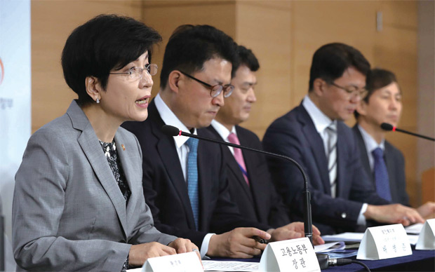 김영주 고용노동부 장관이 5월 27일 정부서울청사에서 근로시간 단축 현장안착 지원대책을 발표하고 있다. 김영주 고용노동부 장관이 5월 27일 정부서울청사에서 근로시간 단축 현장안착 지원대책을 발표하고 있다.