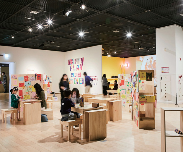 관람객의 참여로 완성되는 ‘My small garden’. 전시장에 마련된 재료로 나만의 작품을 만들 수 있다.