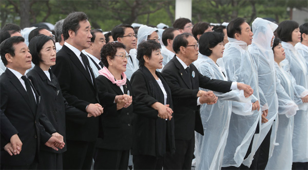 5월 18일 광주 국립 5·18민주묘지에서 열린 제38주년 5·18민주화운동 기념식에서 이낙연 총리와 참석자들이 ‘임을 위한 행진곡’을 제창하고 있다.