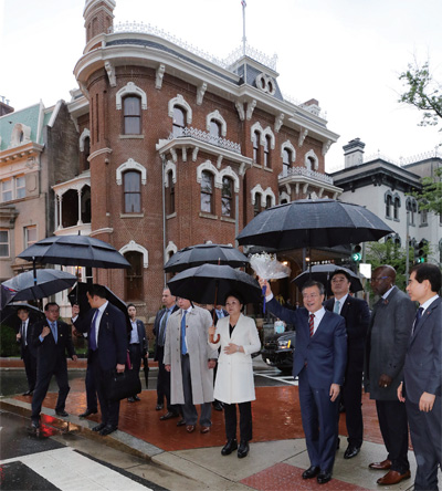 문재인 대통령과 김정숙 여사가 5월 22일(현지시간) 미국 워싱턴 DC에 위치한 주미대한제국공사관을 방문했다.