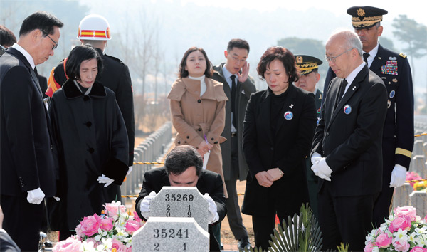 서해수호의 날인 지난 3월 23일 대전 유성구 국립대전현충원 천안함 46용사 묘역에서 이낙연 국무총리가 송영무 국방부 장관(왼쪽), 피우진 국가보훈처장(왼쪽 두 번째), 빈센트 브룩스 주한미군사령관과 함께 참배하고 있다