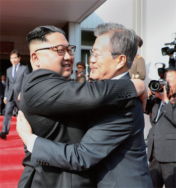 5월 26일 한 달 만에 다시 만난 남북정상이 앞으로의 남북관계와 회담 결과를 시사하듯 환한 웃음으로 뜨거운 포옹을 나눴다
