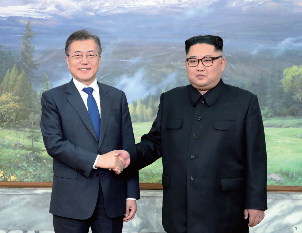 5월 26일 개최된 2차 남북정상회담에서 문재인 대통령과 김정은 국무위원장이 백두산 그림을 배경으로 기념 촬영을 하고 있다.