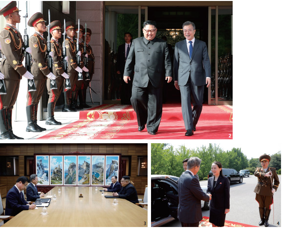 회담이 끝난 후 남북 정상은 붉은색 카펫이 깔린 길을 따라 걸었다. 현관 좌우에는 북한군 병사들이 도열했다.