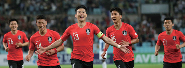2018 러시아월드컵을 앞둔 5월 28일 대구스타디움에서 열린 축구 국가대표 평가전 대한민국-온두라스의 경기에서 한국손흥민이 골을 성공시키고 동료들과 기뻐하고 있다