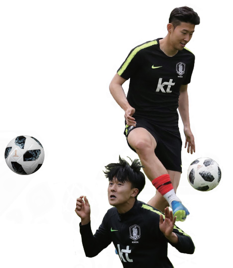 2018 러시아월드컵에 출전하는 축구 대표팀 손흥민과 이승우가 6월 4일 오후 오스트리아 레오강슈타인베르크 스타디움에서 몸을 풀고 있다.