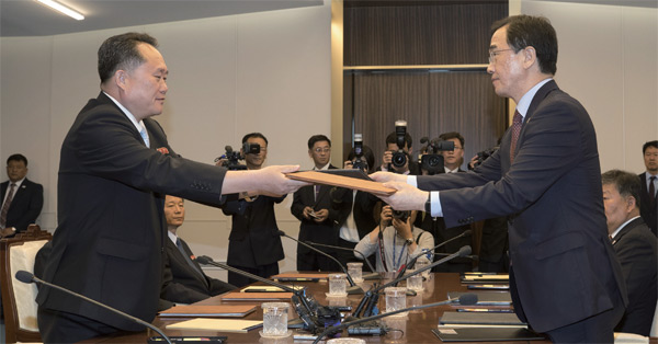 조명균 통일부 장관(오른쪽)과 리선권 조국평화통일위원회 위원장이 6월 1일 열린 고위급회담에서 공동합의문을 교환하고 있다.