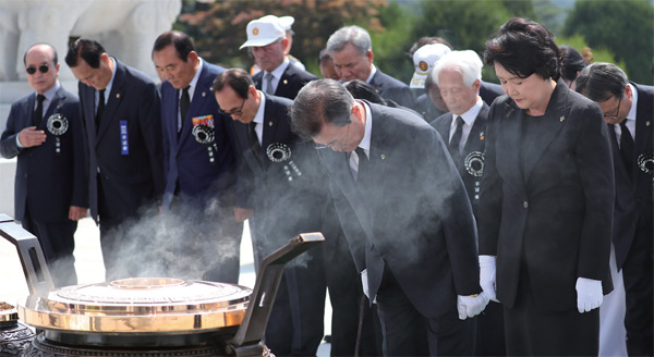 문재인 대통령과 부인 김정숙 여사가 6월 6일 국립대전현충원에서 열린 제63회 현충일 추념식에 참석해 현충탑에서 참배하고 있다.