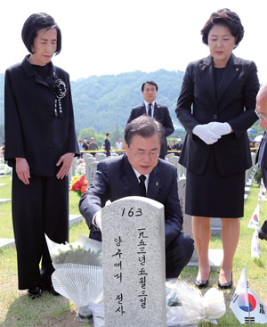 문재인 대통령과 부인 김정숙 여사가 6월 6일 국립대전현충원을 찾아 6·25전쟁 당시 전사한 고 김기억 육군 중사의 묘지를 시작으로 무연고 묘지를 참배하고 있다.