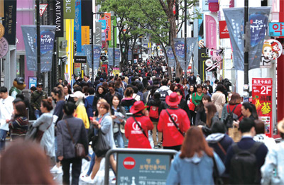 2018년 4월 서울 명동 거리를 찾은 외국인 관광객들
