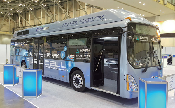 수소연료전지버스. 울산시는 2035년까지 모든 시내버스를 수소전기버스로 바꾸겠다는 계획을 갖고 있다.