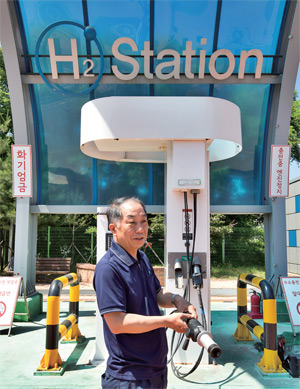 6월 12일 서울 마포구 상암 수소충전소 이승민 운영소장이 충전 방법을 설명하고 있다.
