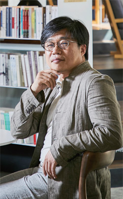 이범은 전문성이 요구되는 시대에서는 ‘하고 싶은 게 있는 사람’이 효자, 효녀라고 말한다. 이범은 전문성이 요구되는 시대에서는 ‘하고 싶은 게 있는 사람’이 효자, 효녀라고 말한다.