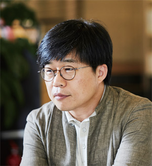 이범은 대학교육마저도 주입식 교육으로 진행되는 현실을 바꿔야 한다고 말한다. 이범은 대학교육마저도 주입식 교육으로 진행되는 현실을 바꿔야 한다고 말한다.