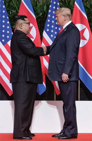 트럼프 대통령과 김정은 국무위원장의 12초 악수 사진