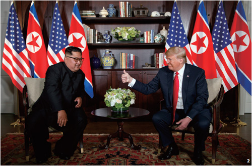 단독회담 전 김정은 위원장과 트럼프 대통령이 이야기 하는 모습