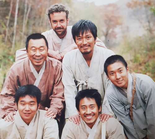 배우 임하룡은 영화 '웰컴 투 동막골'에서 인민군 하사관 장영희 역을 연기했다.