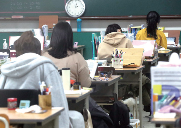 자격증 취득 시험을 준비 중인 노량진 학원 수험생